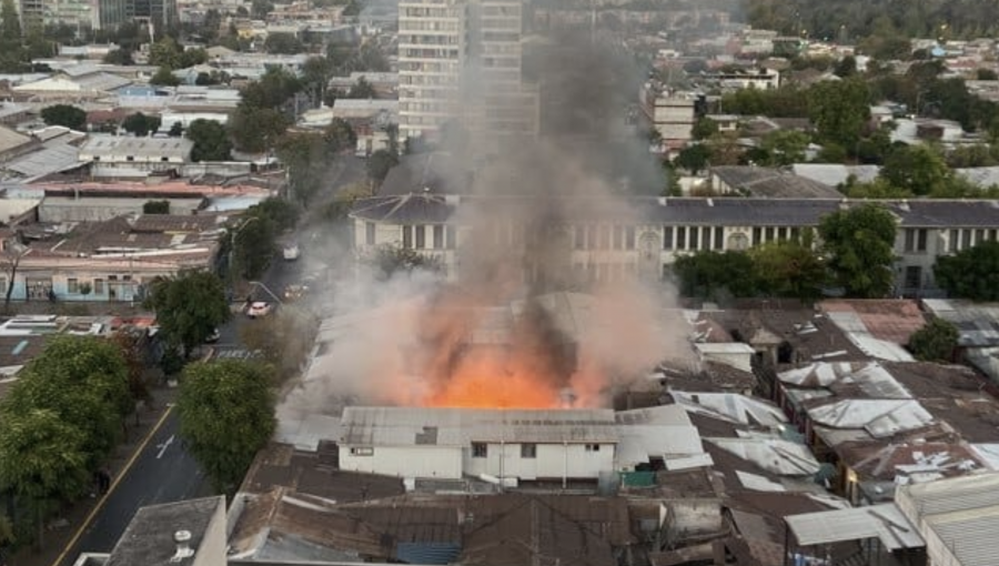 Incendio de grandes proporciones afectó a 10 inmuebles en la comuna de Santiago