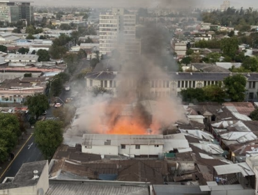 Incendio de grandes proporciones afectó a 10 inmuebles en la comuna de Santiago