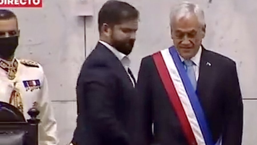 Viralizan registro del presidente Boric haciendo un divertido movimiento detrás de Piñera
