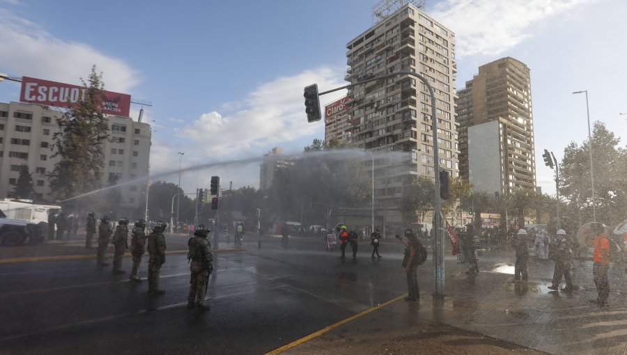 Carabineros informa de "desórdenes" en el centro de Santiago en paralelo a la llegada de Gabriel Boric a La Moneda