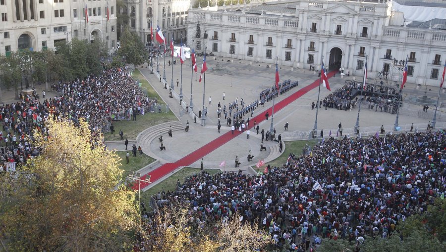 Presidente Gabriel Boric fue recibido por una eufórica multitud al llegar a La Moneda