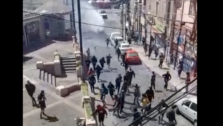 Encapuchados encendieron barricadas y se enfrentaron a carabineros en marcha paralela al cambio de mando en Valparaíso