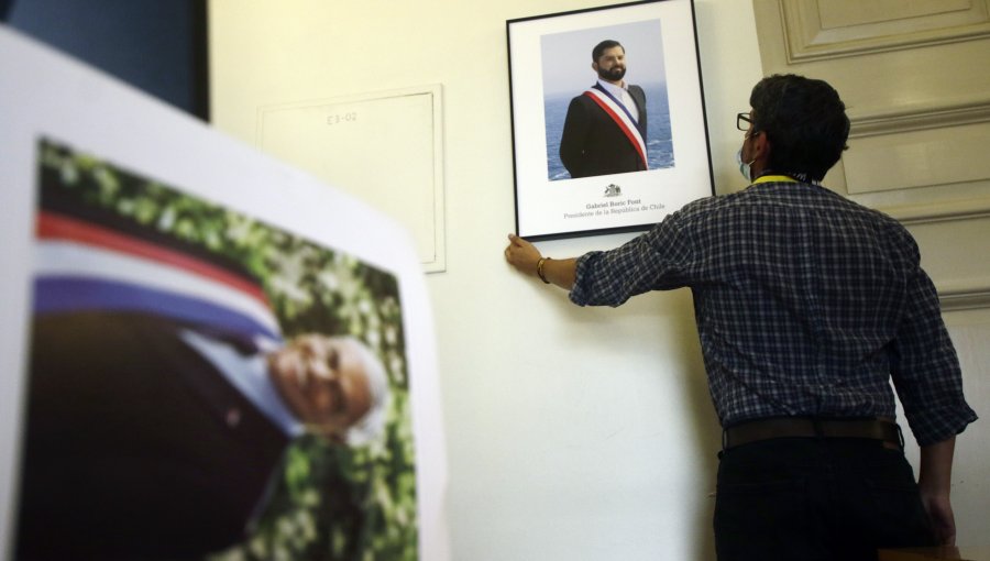 Tras asumir Gabriel Boric como Presidente de Chile, comenzó el cambio del retrato oficial