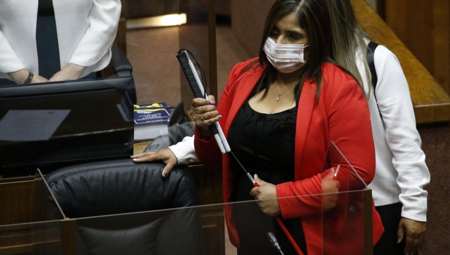Juramento de Fabiola Campillai y retraso de Juan Luis Castro marcaron la ceremonia de asunción en el Senado