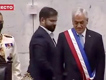 Viralizan registro del presidente Boric haciendo un divertido movimiento detrás de Piñera