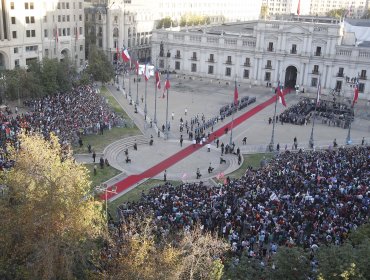 Presidente Gabriel Boric fue recibido por una eufórica multitud al llegar a La Moneda