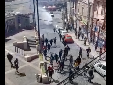 Encapuchados encendieron barricadas y se enfrentaron a carabineros en marcha paralela al cambio de mando en Valparaíso