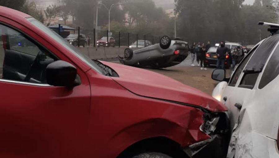 Cinco vehículos involucrados en grave accidente en la bajada Santos Ossa de Valparaíso: cuatro personas con lesiones