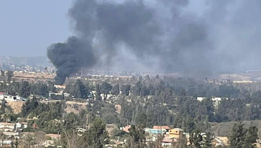 Seis damnificados, dos lesionados, una vivienda y seis vehículos destruidos dejó incendio en Quilpué