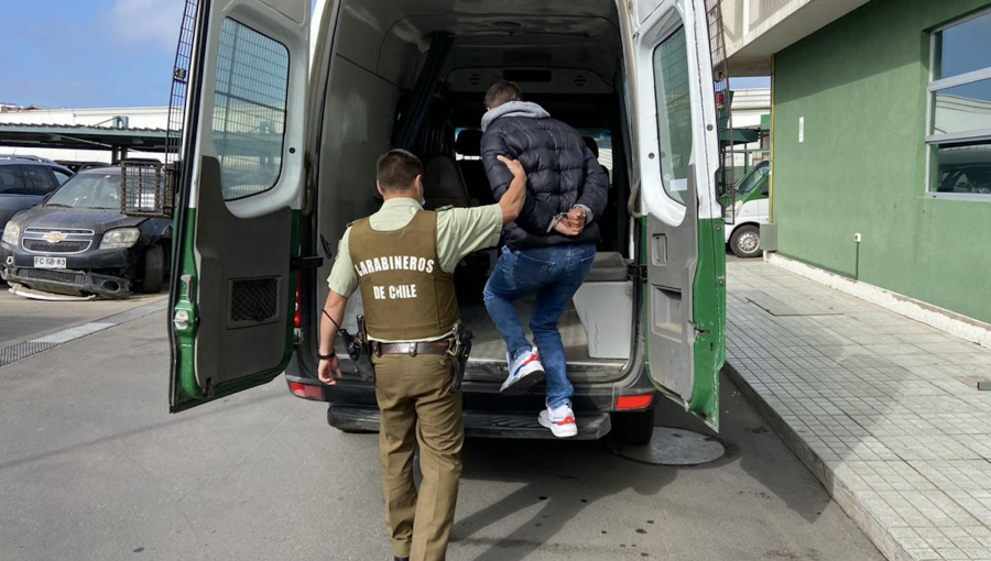 Cinco sujetos fueron detenidos tras robar un automóvil en el camino costero de Concón: cuatro son menores de edad