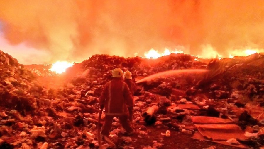 Declaran Alerta Temprana Preventiva para Alto Hospicio por gigantesco incendio en exvertedero municipal