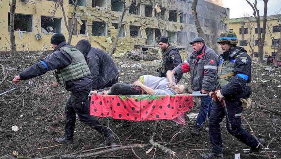 Mujer embarazada y su bebé mueren tras bombardeo ruso a hospital de maternidad en Ucrania