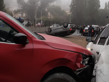 Cinco vehículos involucrados en grave accidente en la bajada Santos Ossa de Valparaíso: cuatro personas con lesiones