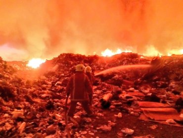 Declaran Alerta Temprana Preventiva para Alto Hospicio por gigantesco incendio en exvertedero municipal