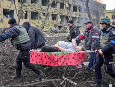 Mujer embarazada y su bebé mueren tras bombardeo ruso a hospital de maternidad en Ucrania