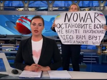 Mujer interrumpe un noticiario en la TV rusa con un cartel en contra de la guerra en Ucrania