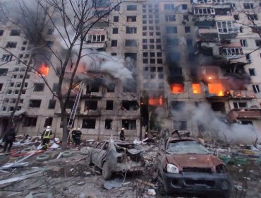 Rusia bombardea un complejo residencial en Kiev e intensifica su ofensiva en el oeste de Ucrania
