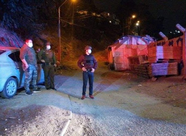 Amplio operativo por hombre armado que tiene de rehén a su pareja al interior de su casa en cerro Ramaditas de Valparaíso