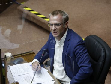 Felipe Kast descarta quiebre con Renovación Nacional y atribuye conflicto al "capricho de un senador"