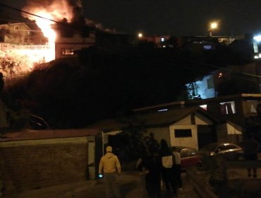 Incendio consume completamente una vivienda de dos pisos en el cerro Las Cañas de Valparaíso