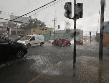 Intensas lluvias, rayos y relámpagos se registraron en Calama: municipio habilitó un liceo como albergue