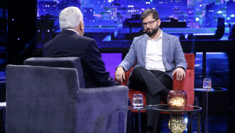Giorgio Jackson le entregó particular obsequio al Presidente Boric en su visita a “Las Caras de la Moneda”