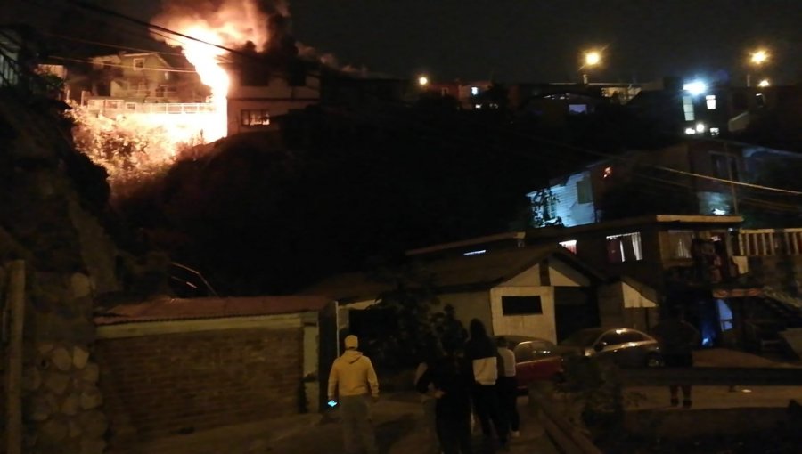 Incendio consume completamente una vivienda de dos pisos en el cerro Las Cañas de Valparaíso