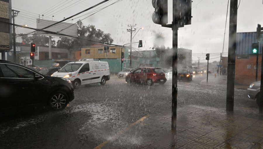 Intensas lluvias, rayos y relámpagos se registraron en Calama: municipio habilitó un liceo como albergue