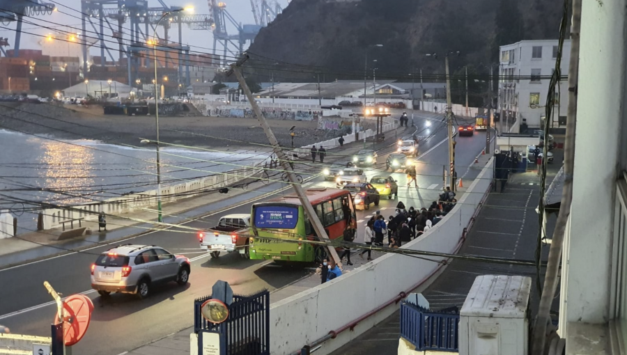 Microbús y vehículo menor colisionan en el camino costero de Valparaíso: accidente no dejó lesionados