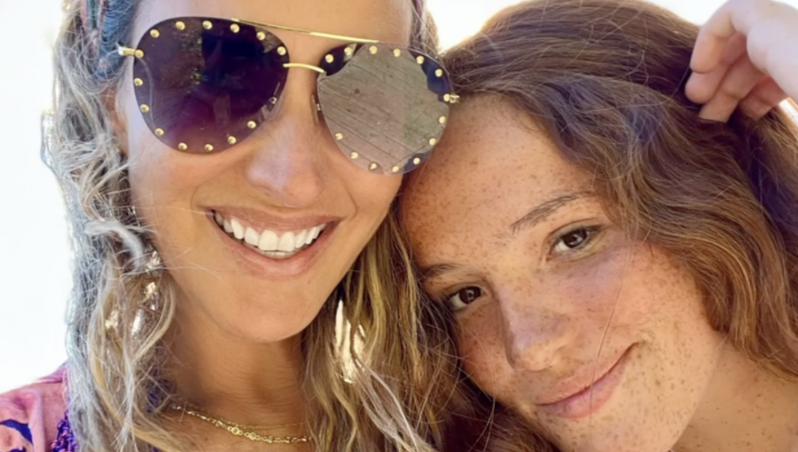Angélica Castro compartió primera fotografía de Laura en su recuperación: “Paso a paso”