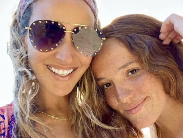 Angélica Castro compartió primera fotografía de Laura en su recuperación: “Paso a paso”
