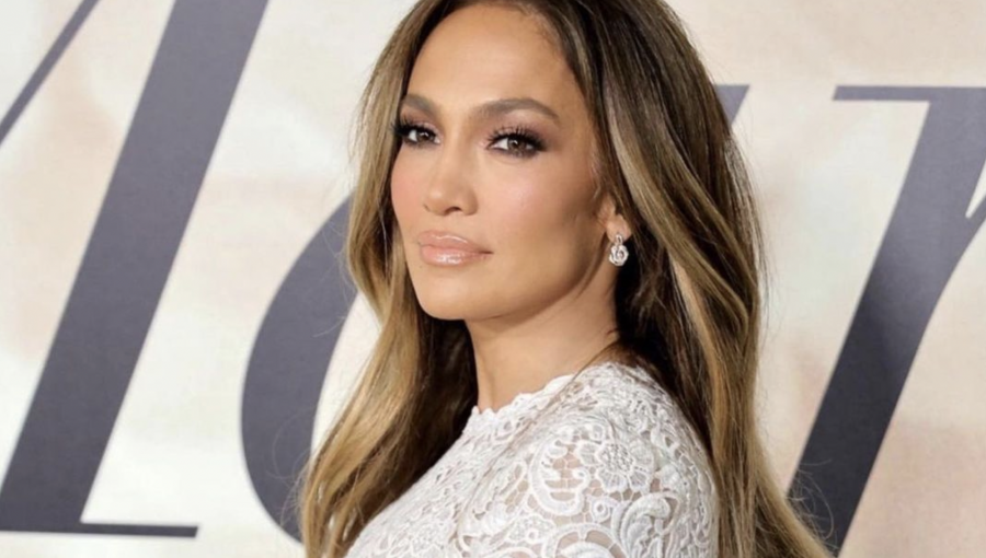 Jennifer López deslumbra con sesión fotográfica en lencería para Dolce y Gabanna