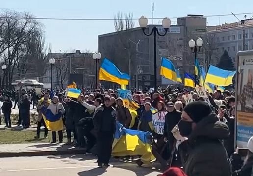 Residentes de Jersón desafían con protestas el dominio ruso sobre la ciudad ucraniana