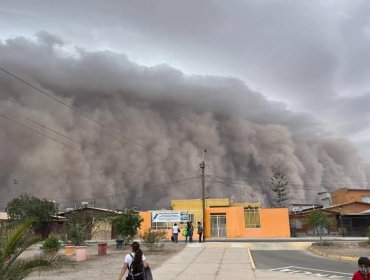 Cerca de 4 mil clientes se encuentran sin suministro eléctrico en Taltal tras tormenta de arena en Diego de Almagro