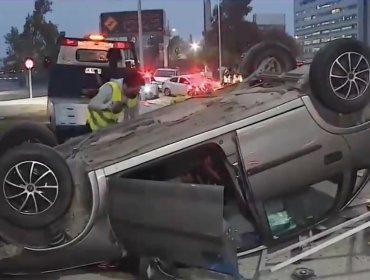 Volcamiento en Plaza Italia: Conductor perdió el control del automóvil tras esquivar a otro
