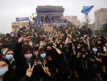 Estudiantes marcharon hasta el Ministerio de Educación por denuncias de abuso y acoso sexual en colegios
