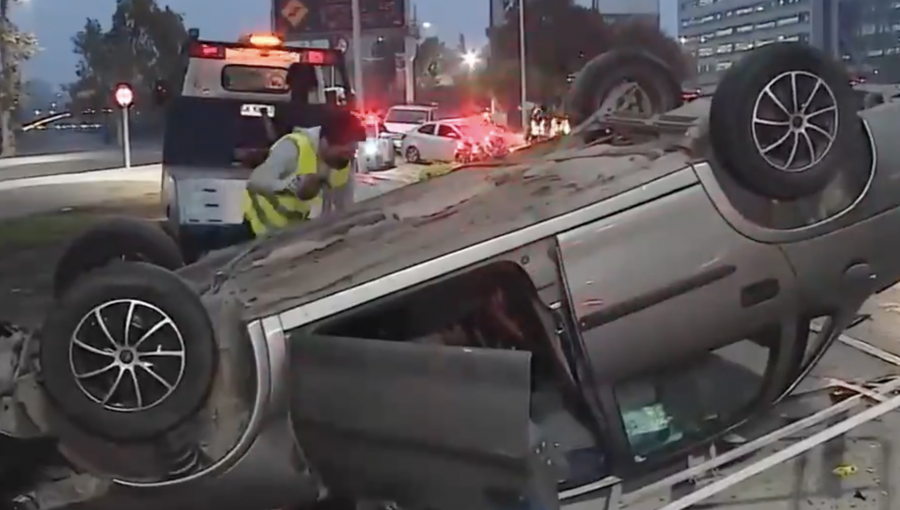 Volcamiento en Plaza Italia: Conductor perdió el control del automóvil tras esquivar a otro