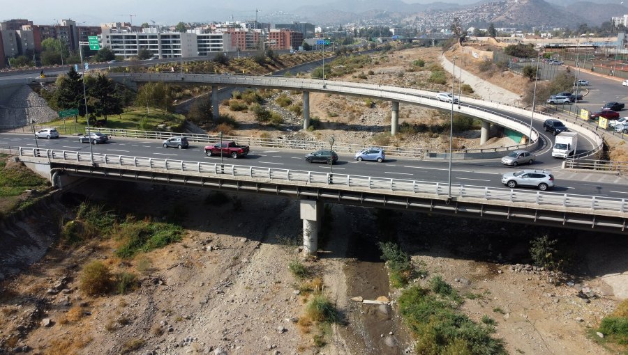 Ministro de Obras Públicas reconoce que existe la posibilidad de racionar el agua potable en la región Metropolitana el segundo semestre