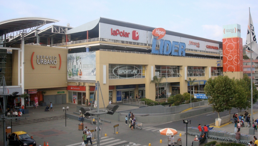 Delincuentes huyen con unos 60 celulares de alta gama desde bodega de supermercado en Viña del Mar