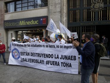 Confech y funcionarios de la educación exigen salida de Jaime Tohá de la Junaeb