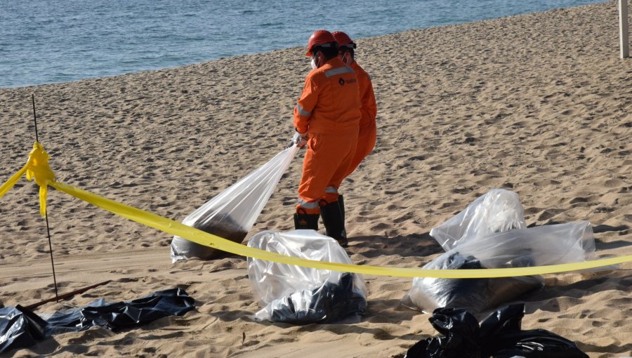 Empresas Copec apunta a Esval y sanitaria niega propiedad de ducto en Las Salinas: cruce de declaraciones tras emergencia ambiental en playa de Viña