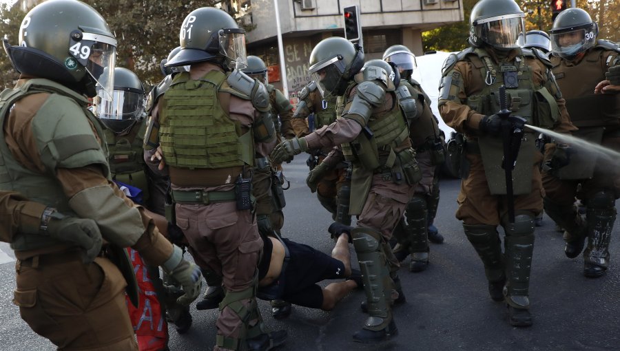 Hombre que huía de carabineros se golpeó fuertemente en la cabeza durante manifestación en plaza Baquedano