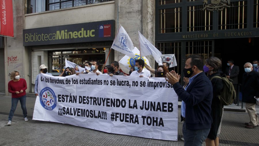 Confech y funcionarios de la educación exigen salida de Jaime Tohá de la Junaeb