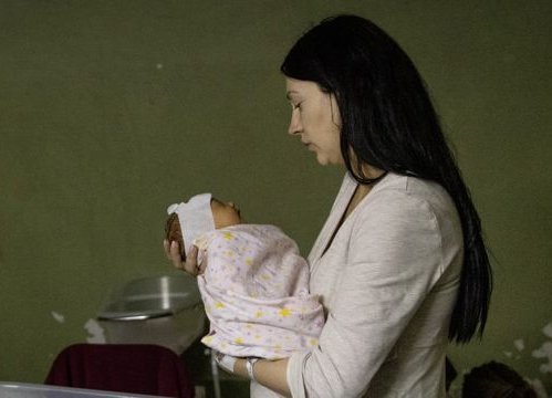 Violencia sexual, trata de personas y partos en condiciones deplorables: los riesgos extremos que enfrentan las mujeres en Ucrania