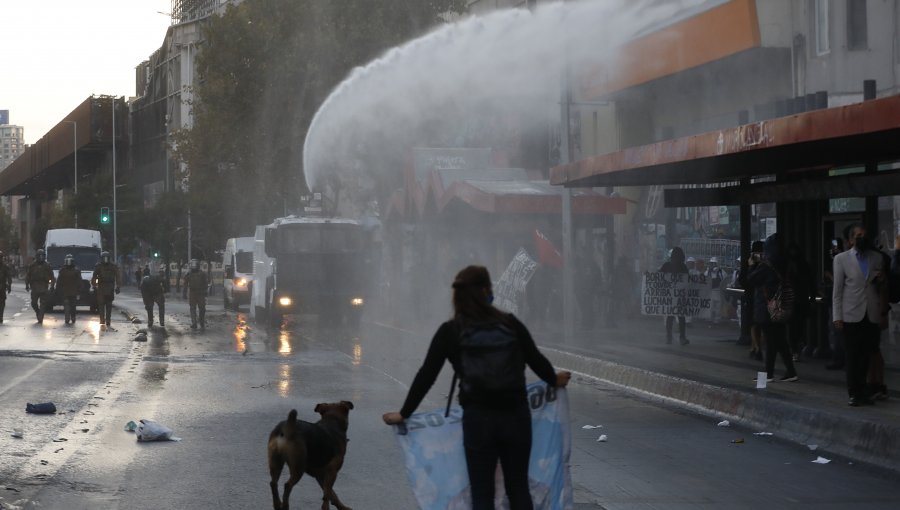 Desórdenes en plaza Baquedano generaron desvíos de tránsito y cierre anticipado de estación de Metro