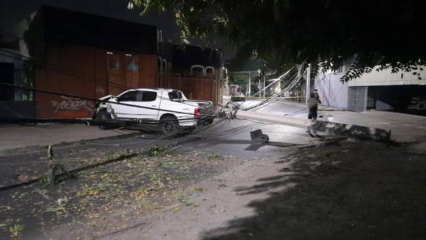 Chocó su camioneta con un poste luego de evitar encerrona en Recoleta