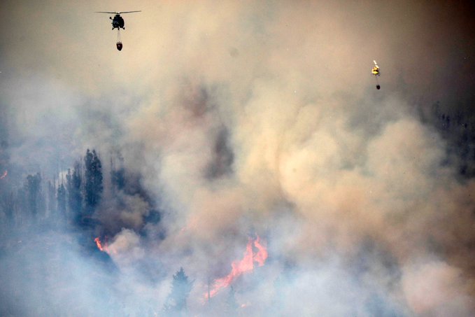 Se mantiene Alerta Roja en Valparaíso por incendio que arrasa al menos 60 hectáreas y amenaza a viviendas