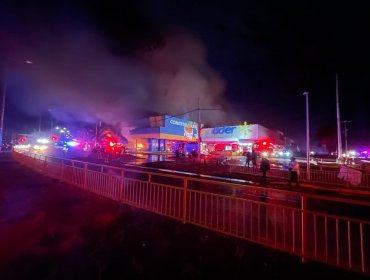Violento incendio en Curicó afecta a viviendas, supermercado, cine, farmacias y ferretería