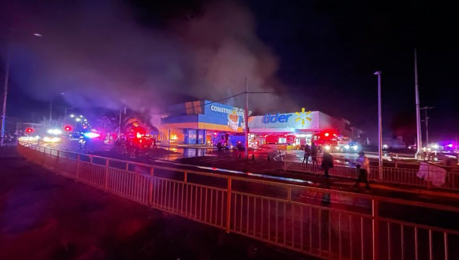 Violento incendio en Curicó afecta a viviendas, supermercado, cine, farmacias y ferretería