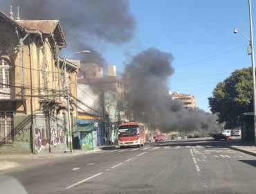 Barricadas incendiarias suspenden el tránsito en las afueras de la U. de Playa Ancha